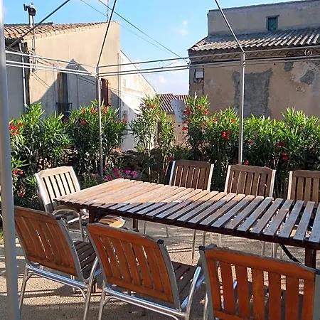 La Grande Maison Couette-café Cambieure